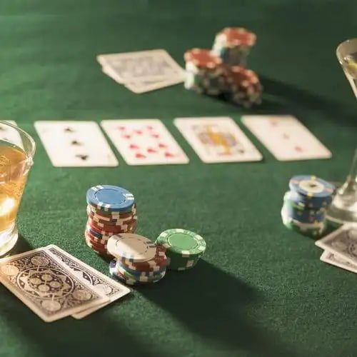 Meja permainan live casino dengan dealer profesional dan pemain aktif